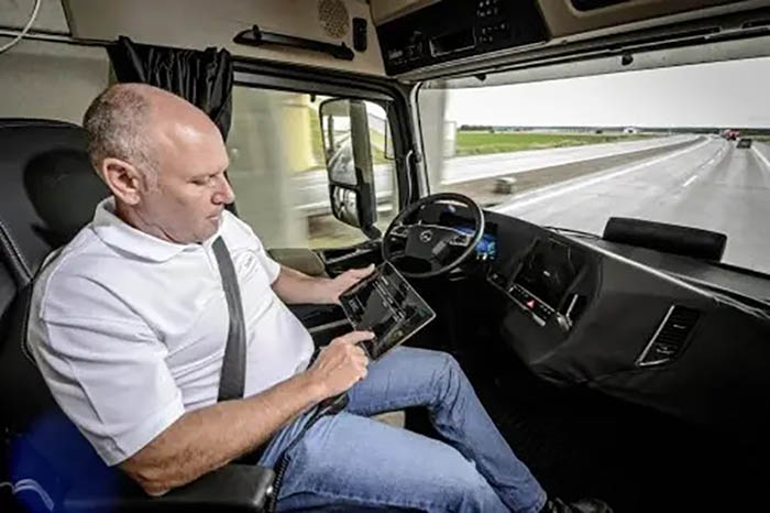آشنایی راننده کامیون با تکنولوژی روز دنیا